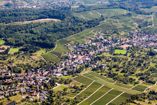 Vue aérienne de Vue du village entre les vignes dans le district de Rammersweier à le quartier Weierbach in Offenburg dans le département Bade-Wurtemberg, Allemagne