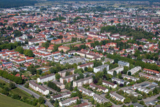 Vue aérienne de Platz der Verfassungsfreunde et Hospiz Maria Fried du sud à Offenburg dans le département Bade-Wurtemberg, Allemagne