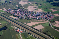 Vue aérienne de Sur la Kinzig à le quartier Bühl in Offenburg dans le département Bade-Wurtemberg, Allemagne