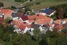 Rue principale à Vollmersweiler dans le département Rhénanie-Palatinat, Allemagne hors des airs