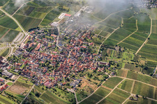 Sonnenberg à le quartier Schweigen in Schweigen-Rechtenbach dans le département Rhénanie-Palatinat, Allemagne depuis l'avion