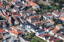 Vue aérienne de Vue des rues et des maisons des quartiers résidentiels à Hördt dans le département Rhénanie-Palatinat, Allemagne