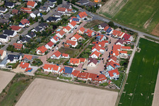 Vue aérienne de Chantiers de construction pour le nouveau quartier résidentiel d'un lotissement de maisons unifamiliales à Bannholtz (Palatinat) à le quartier Hayna in Herxheim bei Landau dans le département Rhénanie-Palatinat, Allemagne