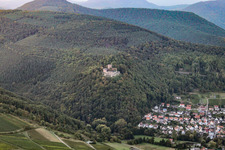 Vue aérienne de Château de Landeck à Klingenmünster dans le département Rhénanie-Palatinat, Allemagne