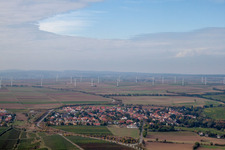 Vue aérienne de Éoliennes (WEA) - éoliennes - dans un champ à Ober-Flörsheim dans le département Rhénanie-Palatinat, Allemagne