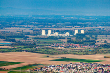 Vue aérienne de Blocs réacteurs, structures et systèmes de tours de refroidissement de la centrale nucléaire - centrale nucléaire - centrale nucléaire Biblis sur le Rhin à le quartier Wattenheim in Biblis dans le département Hesse, Allemagne