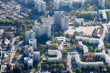 Vue aérienne de Immeubles de grande hauteur dans le quartier résidentiel d'un lotissement préfabriqué de fabrication industrielle sur le Ring de Londres à le quartier Pfingstweide in Ludwigshafen am Rhein dans le département Rhénanie-Palatinat, Allemagne
