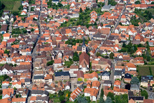 Quartier Diedesfeld in Neustadt an der Weinstraße dans le département Rhénanie-Palatinat, Allemagne du point de vue du drone