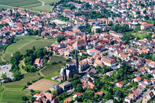 Vue aérienne de Deux bâtiments religieux à Maikammer à Edenkoben dans le département Rhénanie-Palatinat, Allemagne