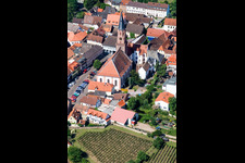 Vue aérienne de Bâtiment de l'église de la Johanniskirche au centre du village à Edenkoben dans le département Rhénanie-Palatinat, Allemagne