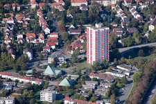 Vue aérienne de Immeubles de grande hauteur dans le quartier résidentiel Carl-Bosch-Ring et l'église Luther (Palatinat) à Frankenthal dans le département Rhénanie-Palatinat, Allemagne