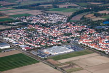 Vue aérienne de Vue des rues et des maisons des quartiers résidentiels à le quartier Bobenheim in Bobenheim-Roxheim dans le département Rhénanie-Palatinat, Allemagne
