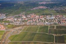 Vue aérienne de Mannheimer Straße B271 à le quartier Pfeffingen in Bad Dürkheim dans le département Rhénanie-Palatinat, Allemagne