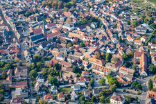 Vue aérienne de Vieille ville et centre-ville à Deidesheim dans le département Rhénanie-Palatinat, Allemagne