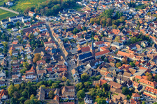 Vue aérienne de Route des vins et place du marché à Deidesheim dans le département Rhénanie-Palatinat, Allemagne