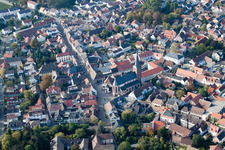 Vue aérienne de Bâtiment de l'église Église paroissiale Saint-Ulrich dans le vieux centre-ville du centre-ville à Deidesheim dans le département Rhénanie-Palatinat, Allemagne