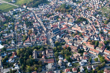 Vue aérienne de Vieille ville et centre-ville à Deidesheim dans le département Rhénanie-Palatinat, Allemagne
