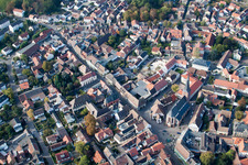 Photographie aérienne de Vieille ville et centre-ville à Deidesheim dans le département Rhénanie-Palatinat, Allemagne