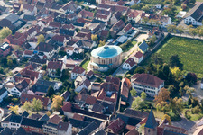 Vue aérienne de Catholique Église Saint-Jean Mußbach à le quartier Mußbach in Neustadt an der Weinstraße dans le département Rhénanie-Palatinat, Allemagne