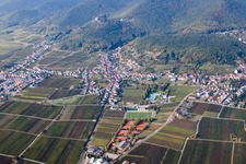 Vue aérienne de Paysage viticole des domaines viticoles du district de Hambach à le quartier Hambach an der Weinstraße in Neustadt an der Weinstraße dans le département Rhénanie-Palatinat, Allemagne