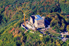 Vue aérienne de Complexe du château de Hambach. Avec chantier pour le nouveau bâtiment du Restaurant 1832 à le quartier Diedesfeld in Neustadt an der Weinstraße dans le département Rhénanie-Palatinat, Allemagne