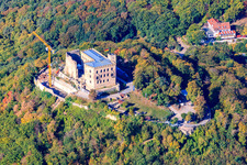 Vue oblique de Complexe du château de Hambach. Avec chantier pour le nouveau bâtiment du Restaurant 1832 à le quartier Diedesfeld in Neustadt an der Weinstraße dans le département Rhénanie-Palatinat, Allemagne