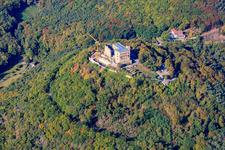 Complexe du château de Hambach. Avec chantier pour le nouveau bâtiment du Restaurant 1832 à le quartier Diedesfeld in Neustadt an der Weinstraße dans le département Rhénanie-Palatinat, Allemagne d'en haut