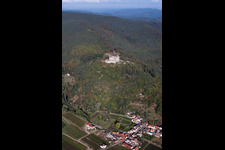 Vue aérienne de Complexe du château de Hambacher Schloss à le quartier Diedesfeld in Neustadt an der Weinstraße dans le département Rhénanie-Palatinat, Allemagne