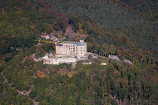 Vue aérienne de Complexe du château de Hambacher Schloss à le quartier Diedesfeld in Neustadt an der Weinstraße dans le département Rhénanie-Palatinat, Allemagne