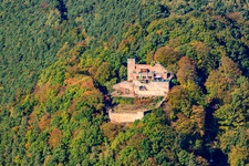Vue oblique de Ruines et vestiges des murs de l'ancien château et forteresse de Rietburg à le quartier Rhodt in Rhodt unter Rietburg dans le département Rhénanie-Palatinat, Allemagne