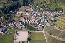 Vue d'oiseau de Burrweiler dans le département Rhénanie-Palatinat, Allemagne