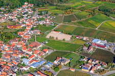 Vue aérienne de Rue principale à Burrweiler dans le département Rhénanie-Palatinat, Allemagne