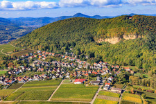 Vue aérienne de Vue du village sous les falaises calcaires à Frankweiler dans le département Rhénanie-Palatinat, Allemagne