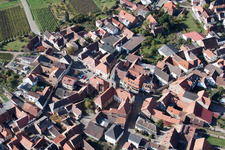 Vue aérienne de Bâtiment d'église au centre du village à Frankweiler dans le département Rhénanie-Palatinat, Allemagne