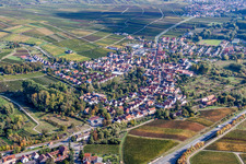 Vue aérienne de Vue des rues et des maisons des quartiers résidentiels à Siebeldingen dans le département Rhénanie-Palatinat, Allemagne