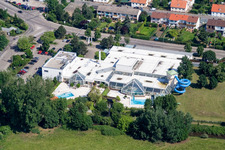 Vue aérienne de Piscine ludique de Landau La Ola à le quartier Queichheim in Landau in der Pfalz dans le département Rhénanie-Palatinat, Allemagne