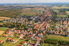 Vue aérienne de Vue du village depuis le sud-ouest à Freckenfeld dans le département Rhénanie-Palatinat, Allemagne