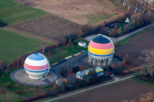 Vue aérienne de Réservoirs de stockage de gaz peints en français et en allemand à Rastatt dans le département Bade-Wurtemberg, Allemagne