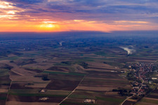Champs et prairies vus de l'est au coucher du soleil à Niederlauterbach dans le département Bas Rhin, France