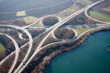 Vue aérienne de Orientation de la circulation et voirie à l'échangeur de l'autoroute BAB A65 à le quartier Maximiliansau in Wörth am Rhein dans le département Rhénanie-Palatinat, Allemagne