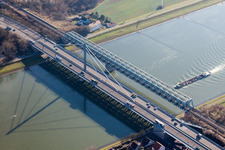 Vue aérienne de Ouvrages de ponts fluviaux sur la route fédérale 10 et le chemin de fer régional sur le Rhin entre Karlsruhe Maxau et Wörth am Rhein à le quartier Maximiliansau in Wörth am Rhein dans le département Rhénanie-Palatinat, Allemagne