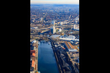 Vue aérienne de Jetée MS Karlsruhe dans le port du Rhin devant la centrale électrique municipale à le quartier Mühlburg in Karlsruhe dans le département Bade-Wurtemberg, Allemagne