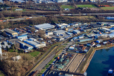 Vue aérienne de Port du Rhin au nord de la Uferstraße avec Mineralix GmbH à le quartier Mühlburg in Karlsruhe dans le département Bade-Wurtemberg, Allemagne