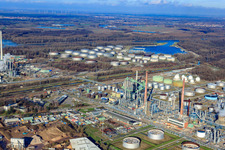 Vue aérienne de Raffinerie d'huile minérale Oberrhein et Peter Gross Umwelt GmbH & Co. KG à le quartier Knielingen in Karlsruhe dans le département Bade-Wurtemberg, Allemagne