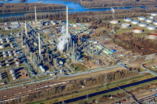 Raffinerie d'huile minérale Oberrhein et Peter Gross Umwelt GmbH & Co. KG à le quartier Knielingen in Karlsruhe dans le département Bade-Wurtemberg, Allemagne d'en haut
