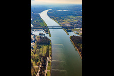 Vue aérienne de Rivière - Structures de pont sur le Rhin de Karlsruhe à Wörth am Rhein à le quartier Knielingen in Karlsruhe dans le département Bade-Wurtemberg, Allemagne