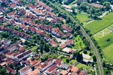 Vue aérienne de Nouveau quartier résidentiel d'un lotissement de maisons unifamiliales Kandel dans la cerisaie à Kandel dans le département Rhénanie-Palatinat, Allemagne