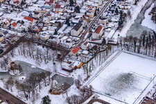 Vue aérienne de Schwanenweier rénové et nouveau terrain en gazon synthétique au Bienwaldstadion en période de gel à Kandel dans le département Rhénanie-Palatinat, Allemagne
