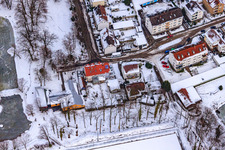 Étang aux cygnes gelé en hiver à Kandel dans le département Rhénanie-Palatinat, Allemagne d'en haut