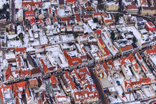 Rue principale en hiver avec de la neige à Kandel dans le département Rhénanie-Palatinat, Allemagne d'en haut